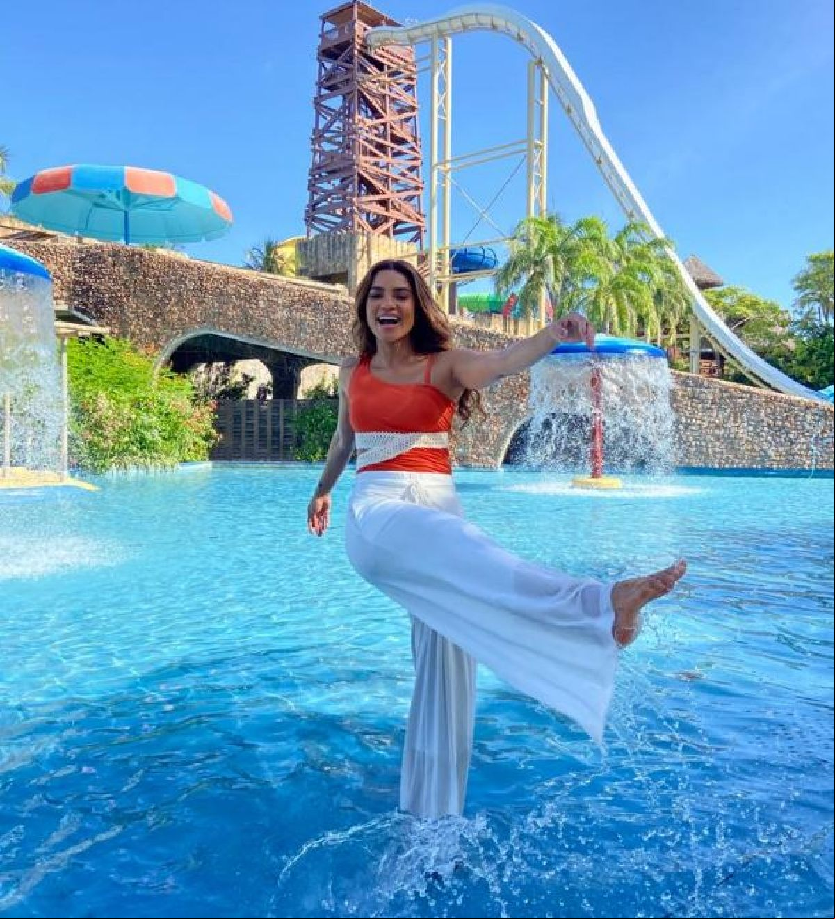 Lucy Alves une trabalho e diversão em visita Beach Park