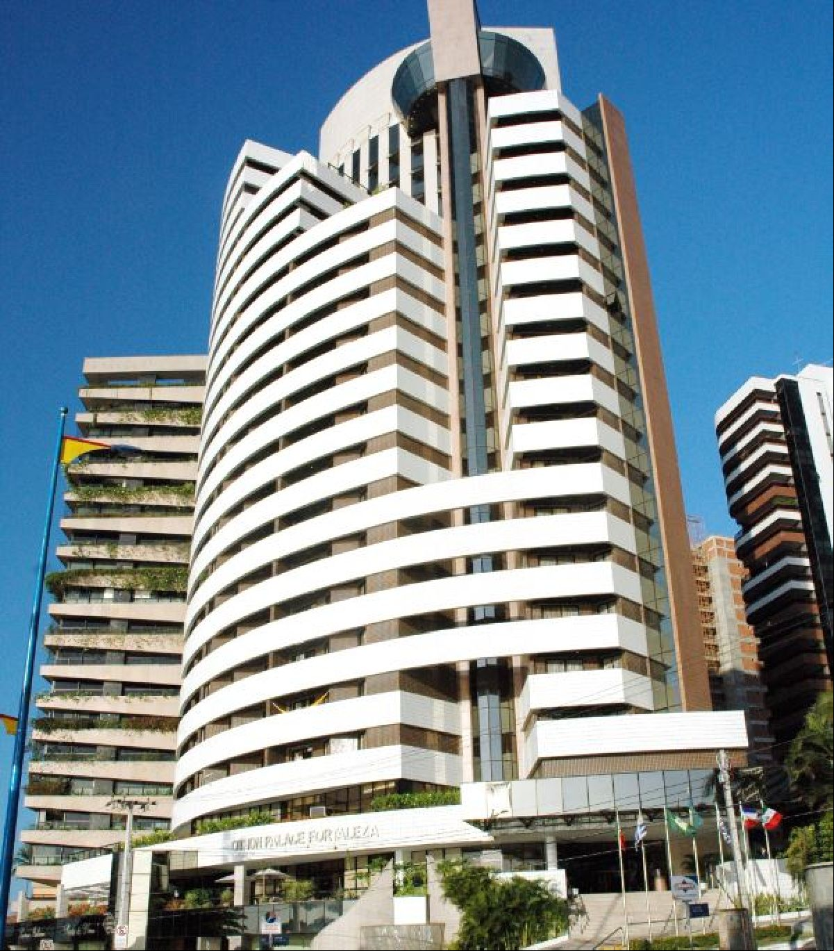 Dia dos Namorados: Blue Tree Fortaleza lança hospedagem com eio de veleiro para ver o pôr do sol, espumante, jantar especial e late check-out