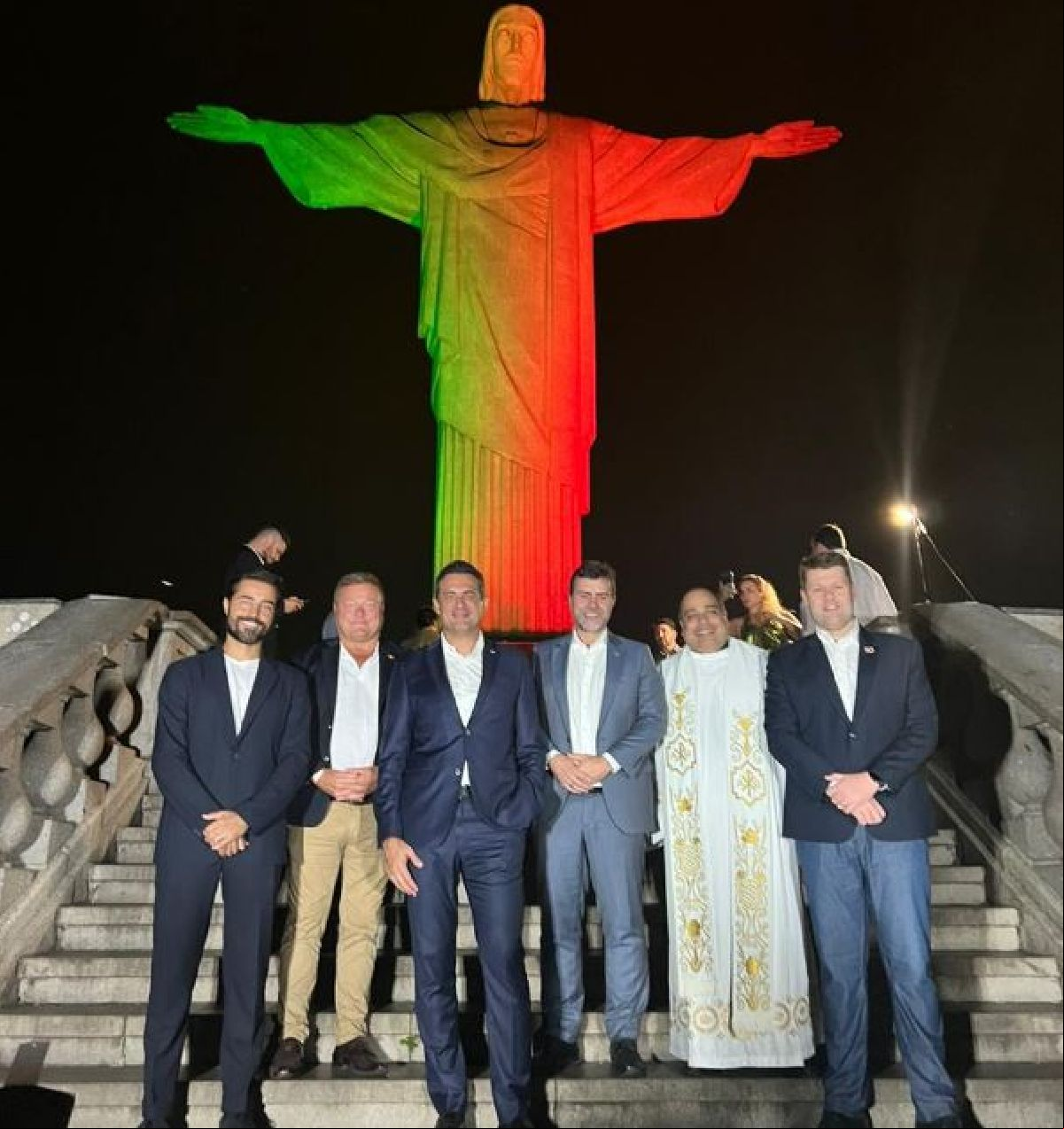 Cristo Redentor ilumina-se com as cores de Portugal para celebrar o Conexão Tap