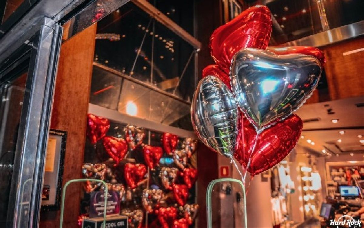 Hard Rock Cafe Curitiba: show dos Namorados embala dia mais romântico do ano