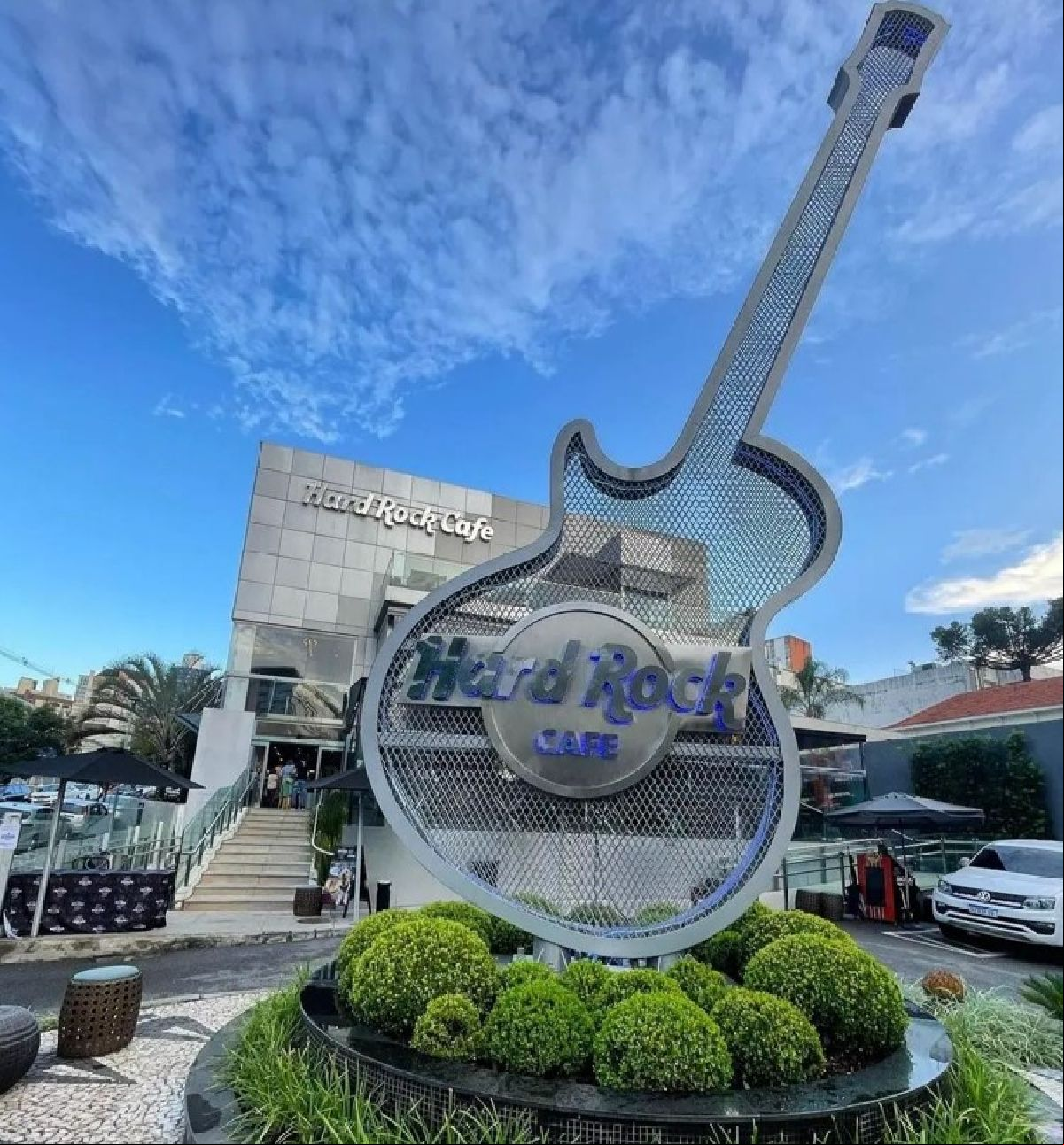 Arraiá Rock s: Hard Rock Cafe Curitiba celebra mês junino combinando música e atividades temáticas
