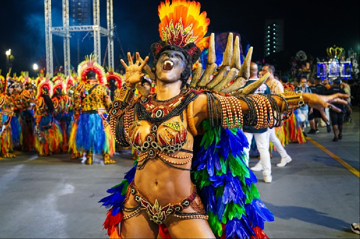 Carla Prata aposta em visual inédito e ressurge selvagem e irreconhecível em desfile