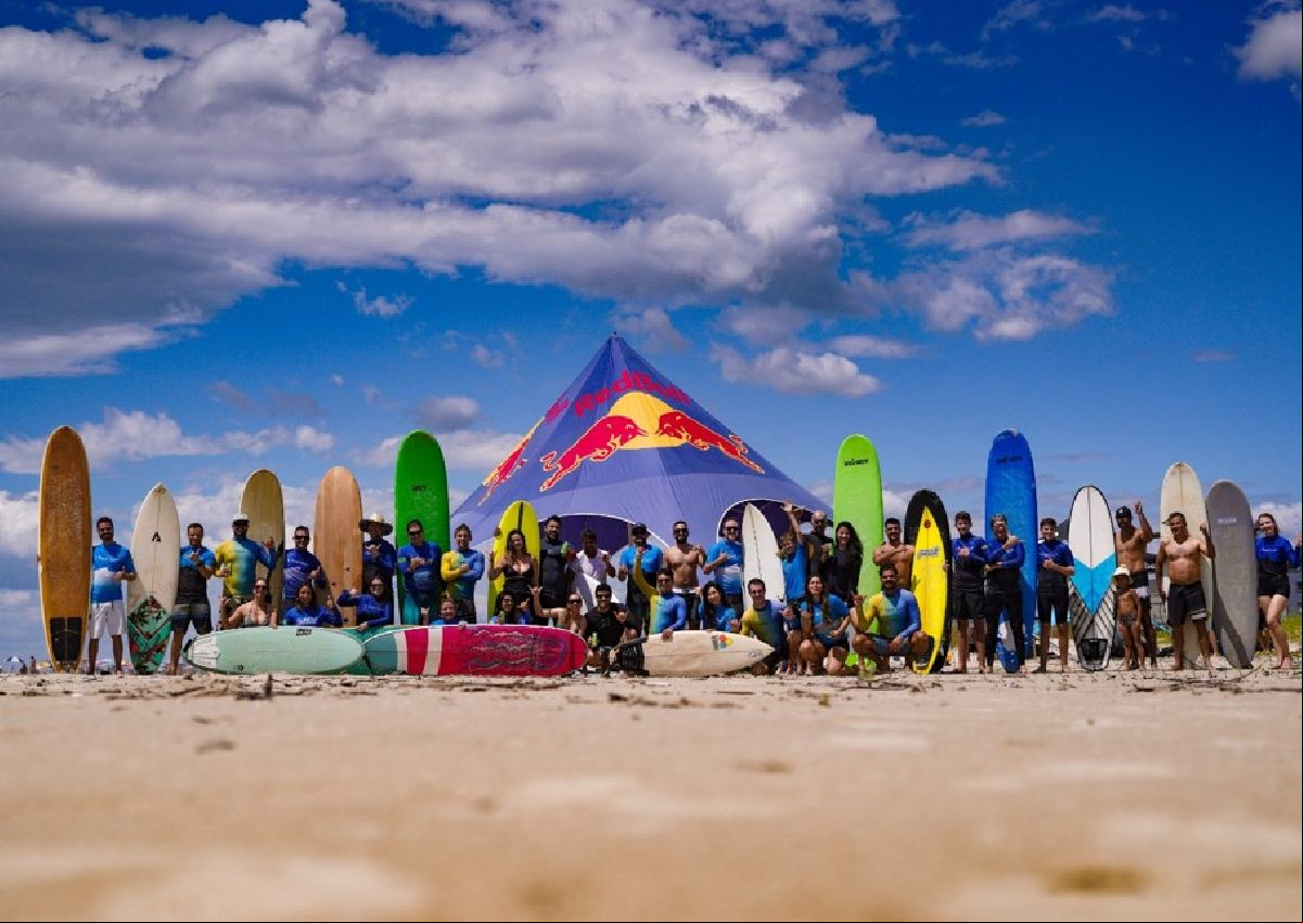 Surf Center leva grupo exclusivo para surfar a onda mais longa do mundo